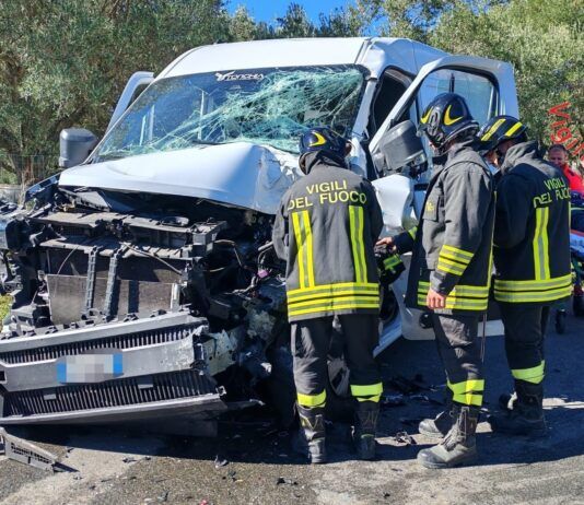 Scontro tra autobus e furgone, tre feriti: coinvolte due donne e il conducente del mezzo