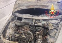 Auto in fiamme sulla SS 280, strada chiusa al traffico: nessun ferito