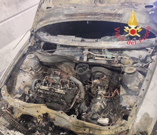 Auto in fiamme sulla SS 280, strada chiusa al traffico: nessun ferito