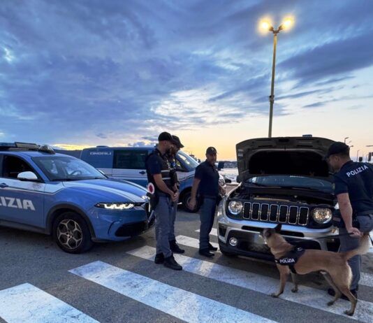 Scoperto con oltre un kg di cocaina nel vano motore: arrestato 52enne