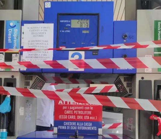 Distributori a secco dopo la protesta degli agricoltori: lunghe code per il carburante