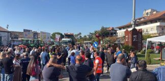 Caro carburante, la protesta prosegue: cinquanta trattori e oltre 200 agricoltori in piazza