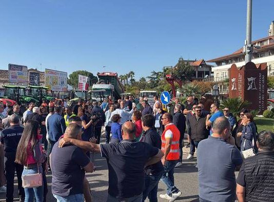 Caro carburante, la protesta prosegue: cinquanta trattori e oltre 200 agricoltori in piazza