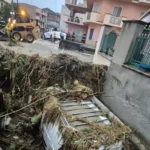 Maltempo in Calabria, Melito di Porto Salvo in ginocchio: strade invase dal fango e auto trascinate in mare