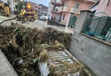 Maltempo in Calabria, Melito di Porto Salvo in ginocchio: strade invase dal fango e auto trascinate in mare