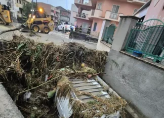 Maltempo in Calabria, Melito di Porto Salvo in ginocchio: strade invase dal fango e auto trascinate in mare