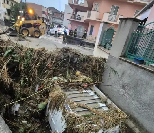 Maltempo in Calabria, Melito di Porto Salvo in ginocchio: strade invase dal fango e auto trascinate in mare