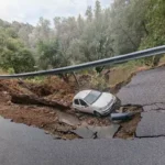 Auto sprofonda in una voragine dopo il maltempo: conducente in ospedale, territorio isolato