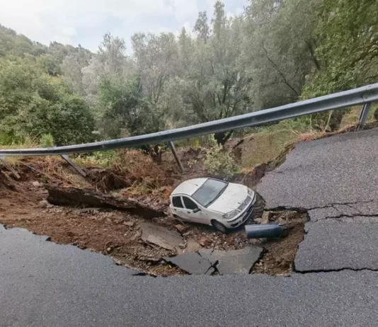 Auto sprofonda in una voragine dopo il maltempo: conducente in ospedale, territorio isolato