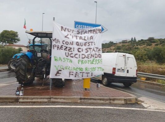 Agricoltori e lavoratori del Sud, la protesta prosegue a oltranza: il Movimento annuncia nuovi presidi
