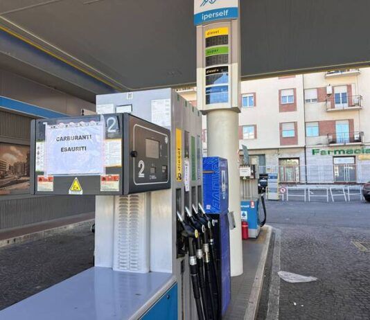 Carburante, distributori a secco e lunghe code in Calabria: cresce la preoccupazione per il blocco degli autotrasportatori