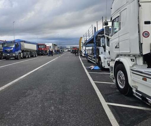 Protesta degli autotrasportatori in Calabria, presidi nella Locride, a Cosenza e al porto di Gioia Tauro