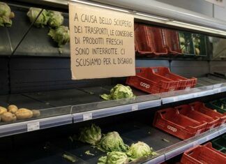 Protesta dei trasportatori, emergenza nei supermercati in Calabria. L’allarme dei marchi Coop: “Scaffali vuoti, bloccati i beni di prima necessità”